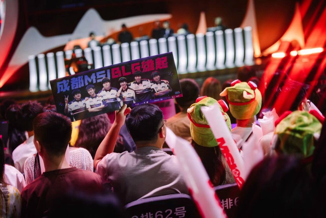 肘区持球与 肘区持球与